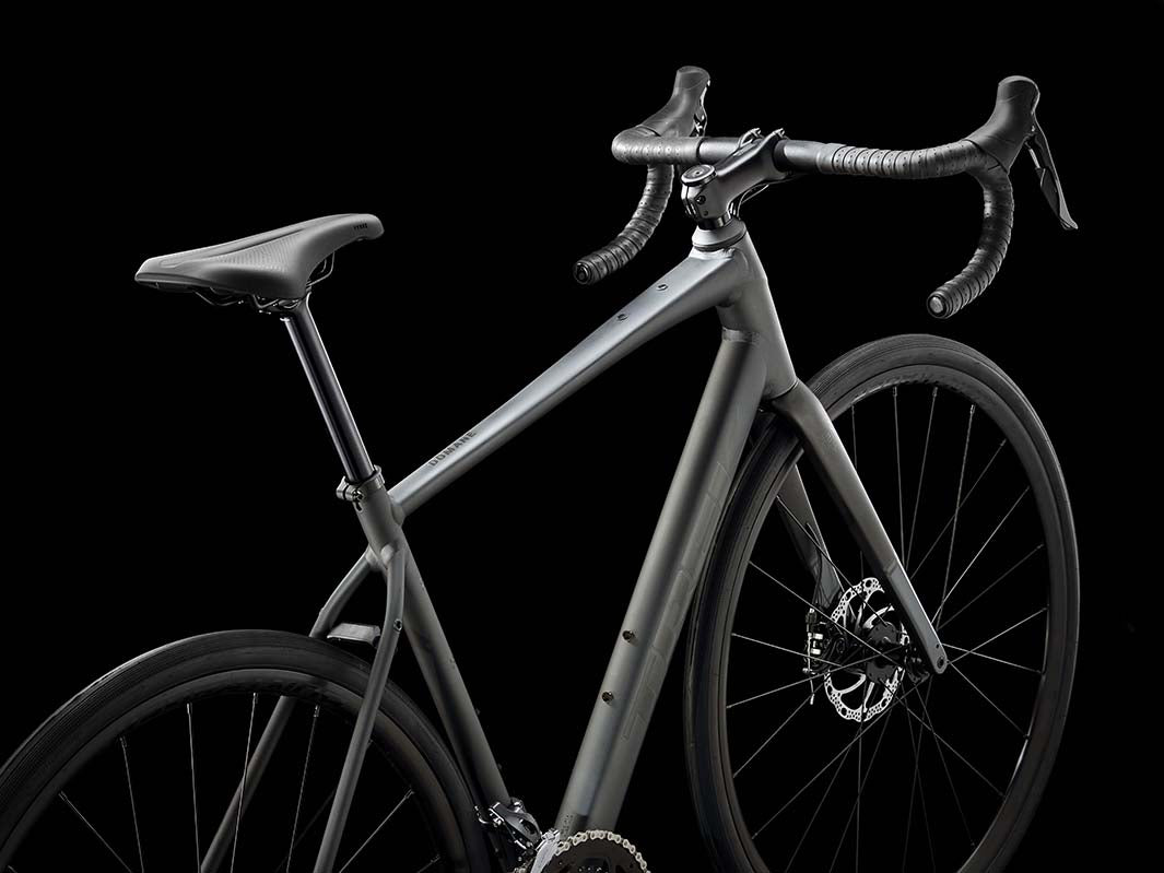 Trek Domane AL2 Gen4(トレック ドマーネAL2 Gen4)を斜め右後方から撮影した写真