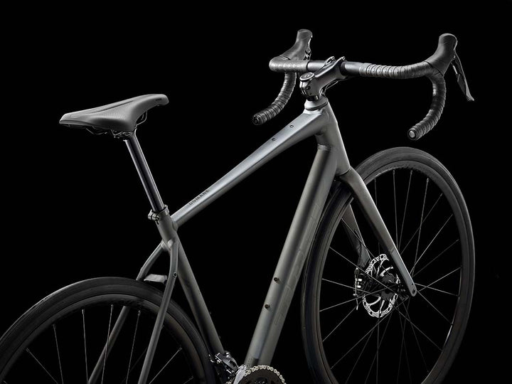 Trek Domane AL2 Gen4(トレック ドマーネAL2 Gen4)を斜め右後方から撮影した写真