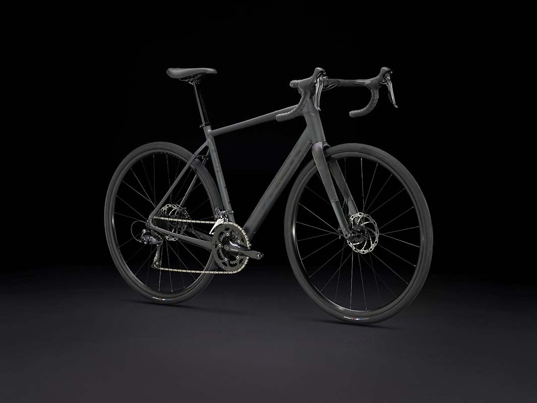 Trek Domane AL2 Gen4(トレックドマーネAL2)のMatteLithiumGrey(マットリチウムグレイ)の斜め前から見た画像