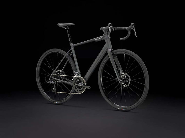 Trek Domane AL2 Gen4(トレックドマーネAL2)のMatteLithiumGrey(マットリチウムグレイ)の斜め前から見た画像