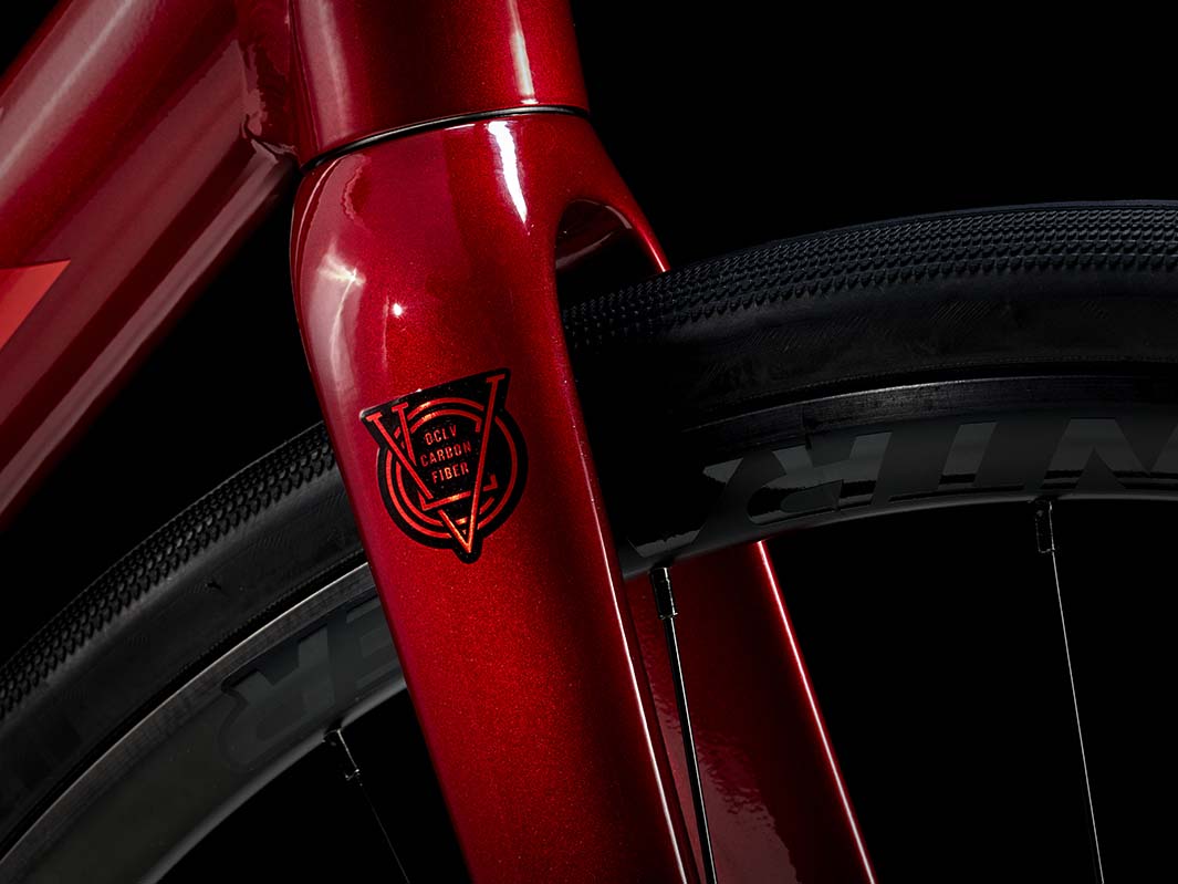 Trek Domane AL2 Gen4のCrimson-to-Dark-Carmine-Fadeという赤系のグラデーションカラーのモデルのフロントフォークOCLVカーボンフォーク