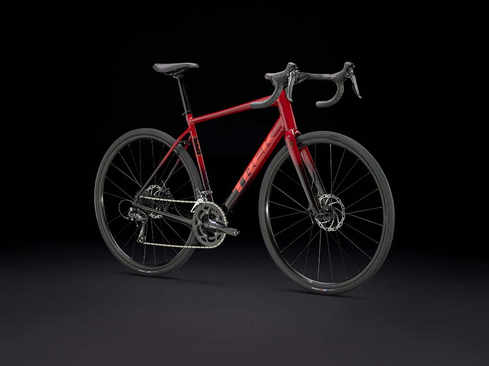 Trek Domane AL2 Gen4(トレックドマーネAL2)のCrimson-to-Dark-Carmine-Fadeという赤系のグラデーションカラーのモデルの全体像