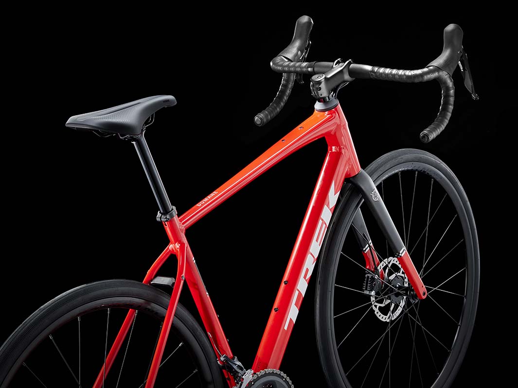 トレックドマーネAL4(Trek Domane AL4 Gen4)を斜め後方から撮影した写真