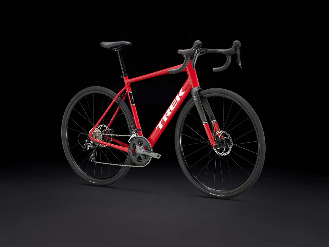 トレックドマーネAL4(Trek Domane AL4 Gen4)を斜め前方から撮影した写真