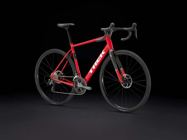トレックドマーネAL4(Trek Domane AL4 Gen4)を斜め前方から撮影した写真