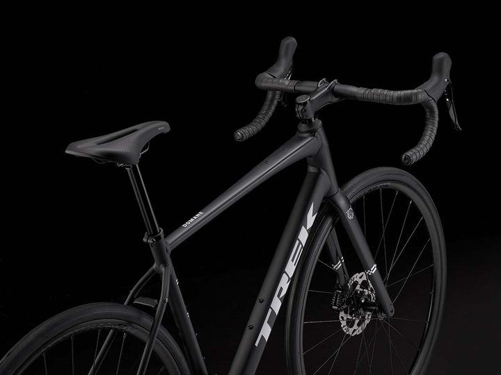 Trek Domane AL5 Gen4 matte trek black(トレックドマーネAL5 Gen4 マットトレックブラック)の右斜め後方から撮影した写真
