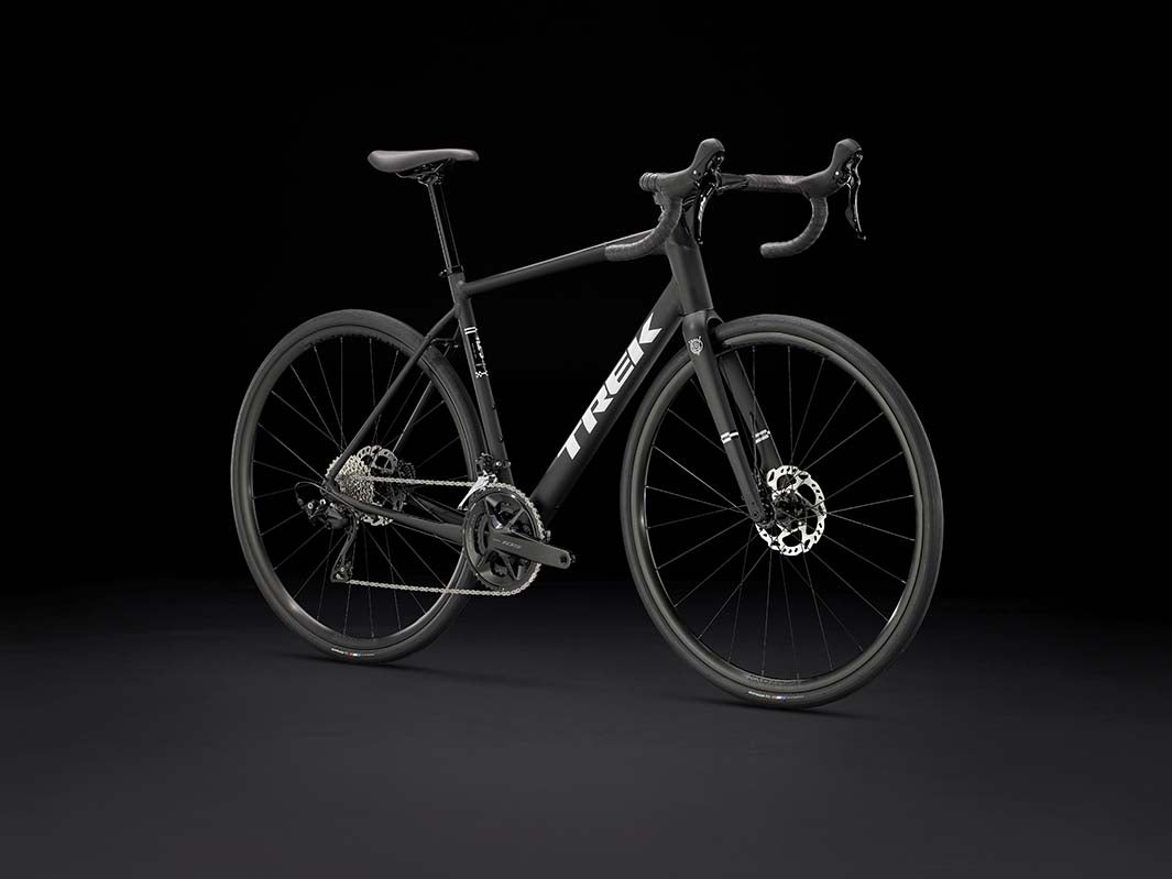 Trek Domane AL5 Gen4 matte trek black(トレックドマーネAL5 Gen4 マットトレックブラック)の斜め前方からの画像