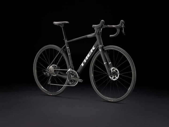 Trek Domane AL5 Gen4 matte trek black(トレックドマーネAL5 Gen4 マットトレックブラック)の斜め前方からの画像