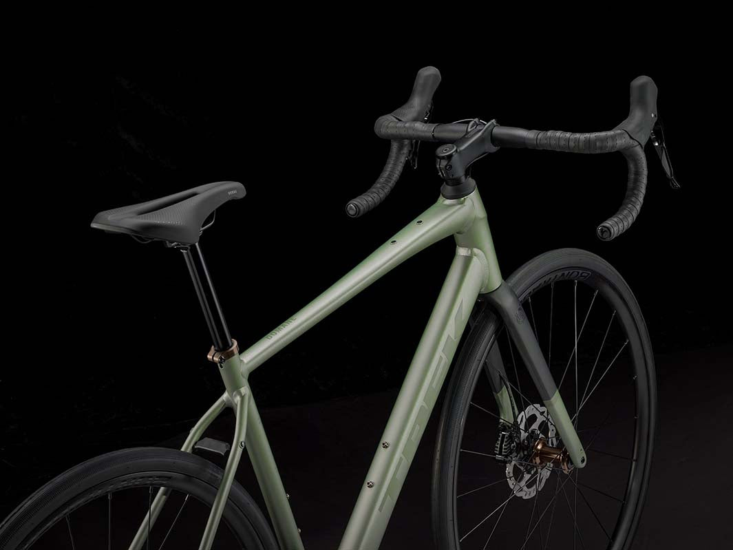 Trek Domane AL5 Gen4(トレックドマーネAL4 Gen4)Lichen Green(グリーン)の右斜め後方からの画像