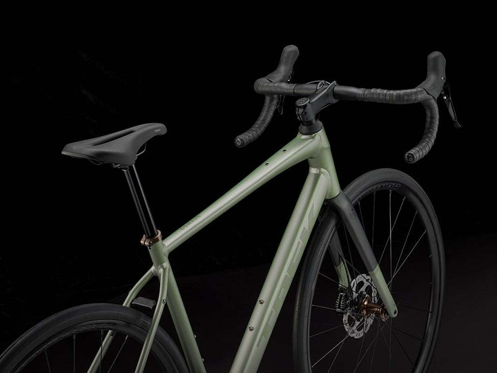 Trek Domane AL5 Gen4(トレックドマーネAL4 Gen4)Lichen Green(グリーン)の右斜め後方からの画像