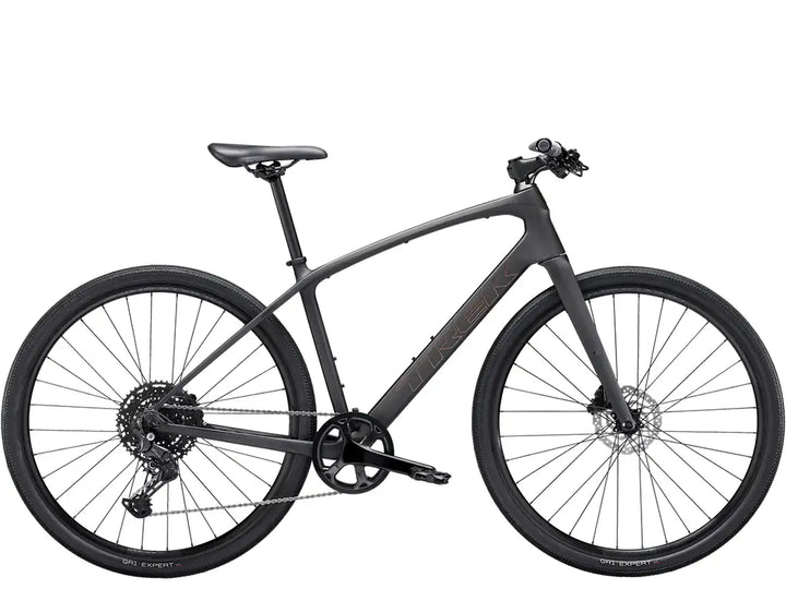 モデル名:トレック FXスポーツ4(Trek FX Sport 4)、撮影箇所:バイク全体を真横から