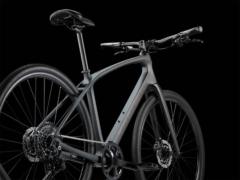 モデル名:トレック FXスポーツ4(Trek FX Sport 4)、撮影箇所:バイク全体を斜め下後方から