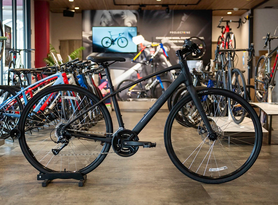 バイクプラス所沢店にて実車撮影 モデル名:FX 1 Stepover Gen 4、カラー名:ダークスター、ブランド名:トレック