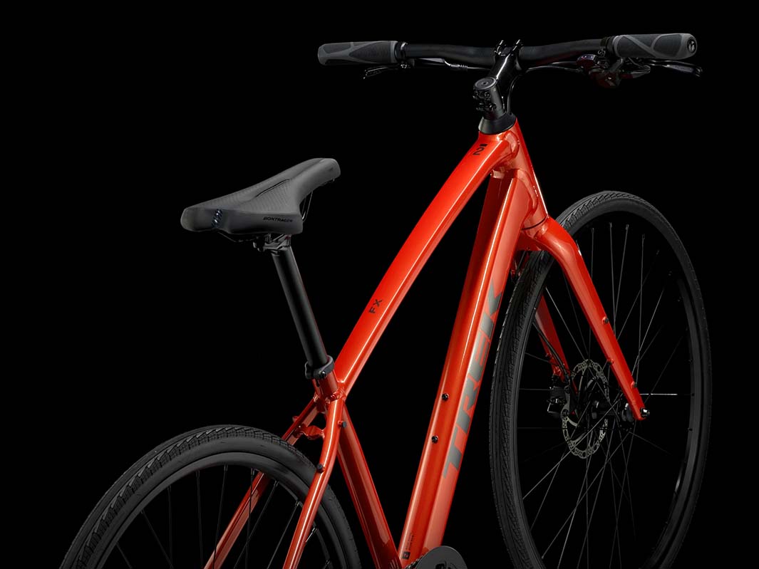 Trek FX2(トレックFX2)レッド(Lava)2025年モデルの前三角フレームの全体像