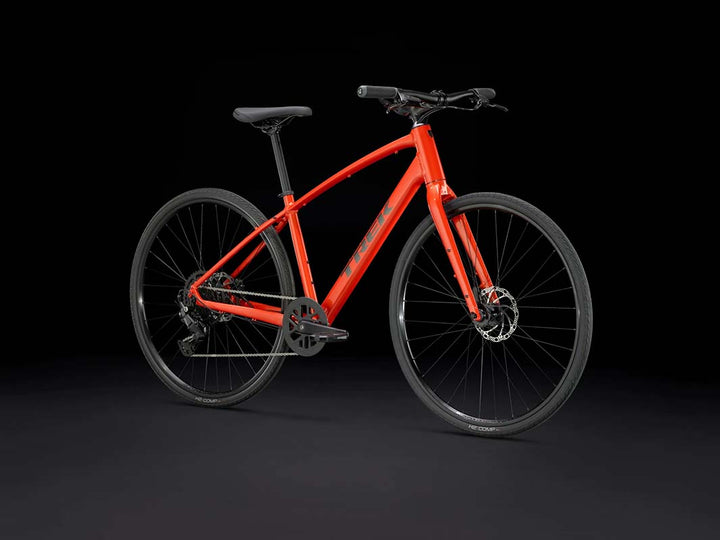 Trek FX2(トレックFX2)レッド(Lava)2025年モデルを斜め前方から撮影した画像