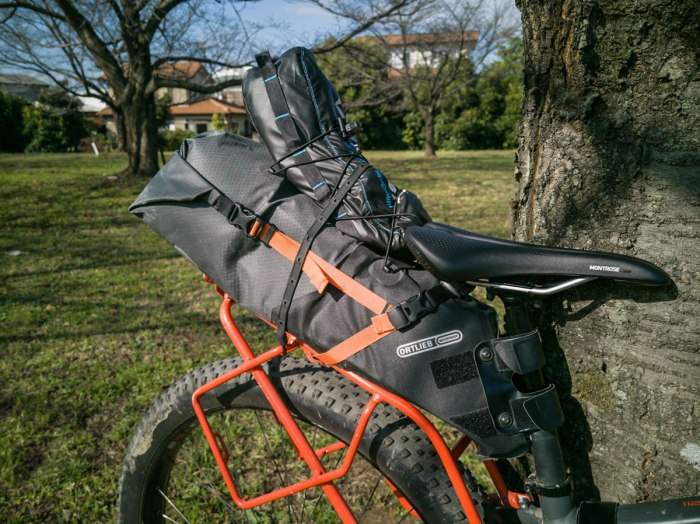 オルトリーブのバイクパッキングシリーズの大型サドルバッグの取り付けイメージ写真