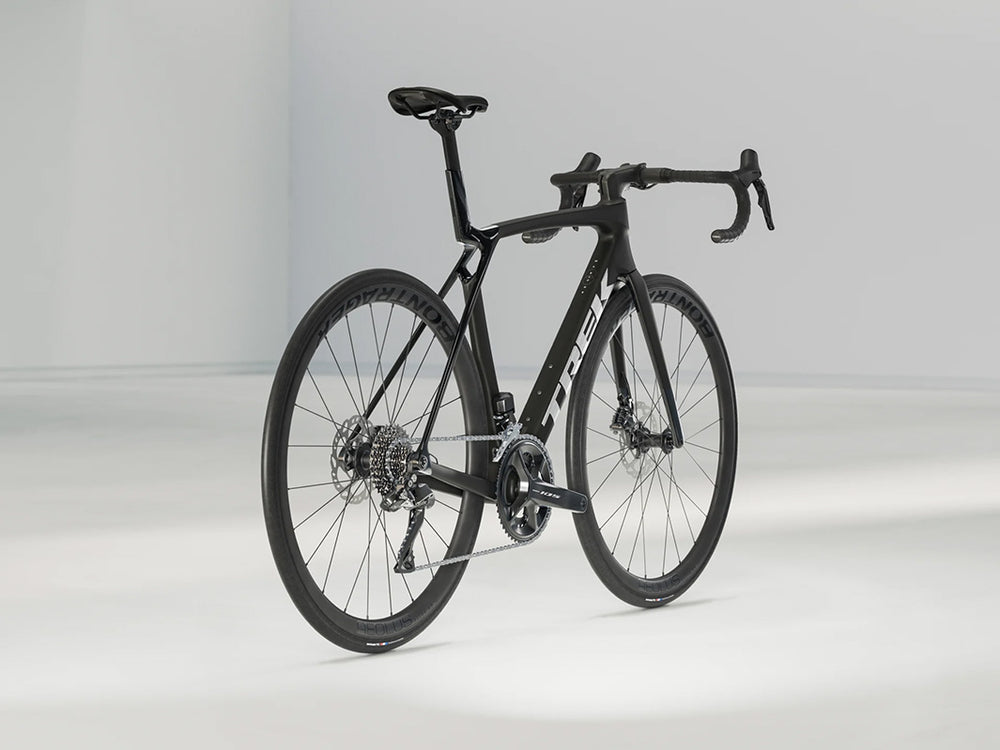 トレックマドンSL6 Gen8(Trek Madone SL6 Gen8)のブラック(Matte Dark Web)、斜め後方から撮影した写真