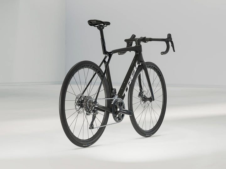 トレックマドンSL6 Gen8(Trek Madone SL6 Gen8)のブラック(Matte Dark Web)、斜め後方から撮影した写真