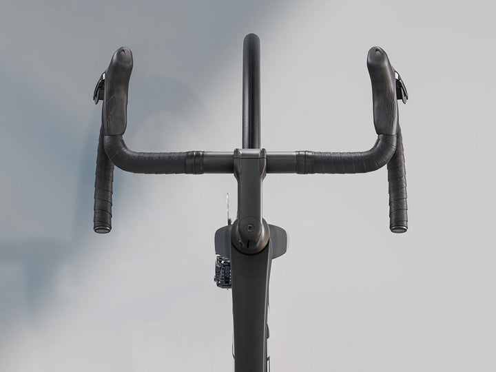 トレックマドンSL6 Gen8(Trek Madone SL6 Gen8)のブラック(Matte Dark Web)のハンドル真上