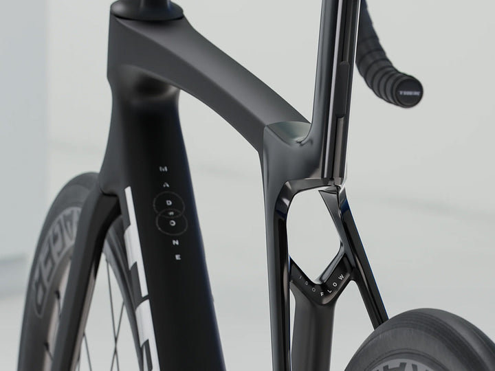 トレックマドンSL6 Gen8(Trek Madone SL6 Gen8)のブラック(Matte Dark Web)のIsoFlow