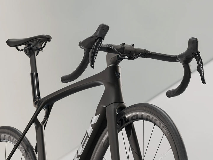 トレックマドンSL6 Gen8(Trek Madone SL6 Gen8)のブラック(Matte Dark Web)のケーブル内装ステムとフレーム