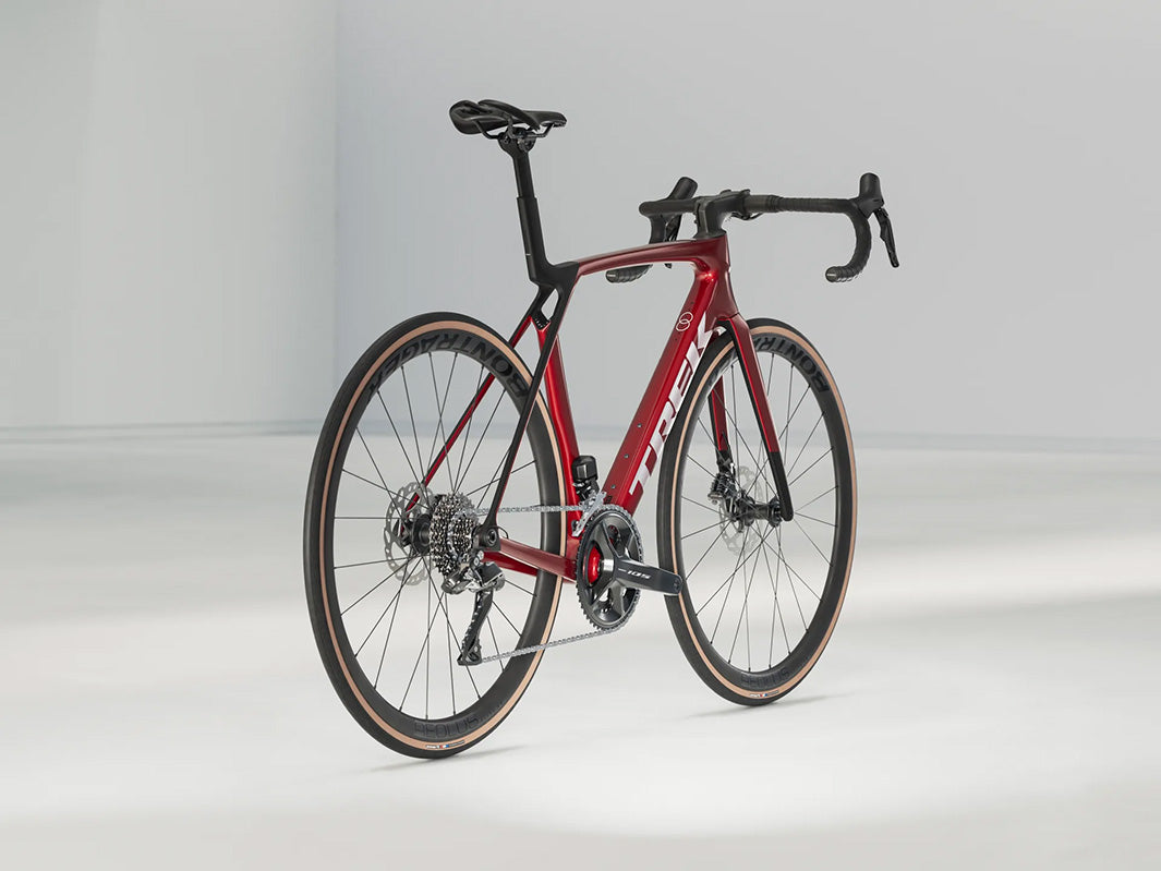 トレックマドンSL6 Gen8(Trek Madone SL6 Gen8)のレッド(Crimson)の右斜め後方からの写真
