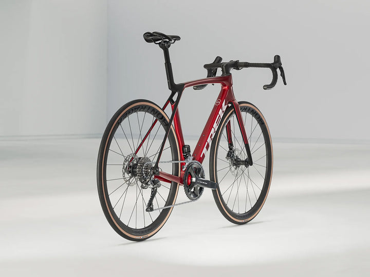 トレックマドンSL6 Gen8(Trek Madone SL6 Gen8)のレッド(Crimson)の右斜め後方からの写真