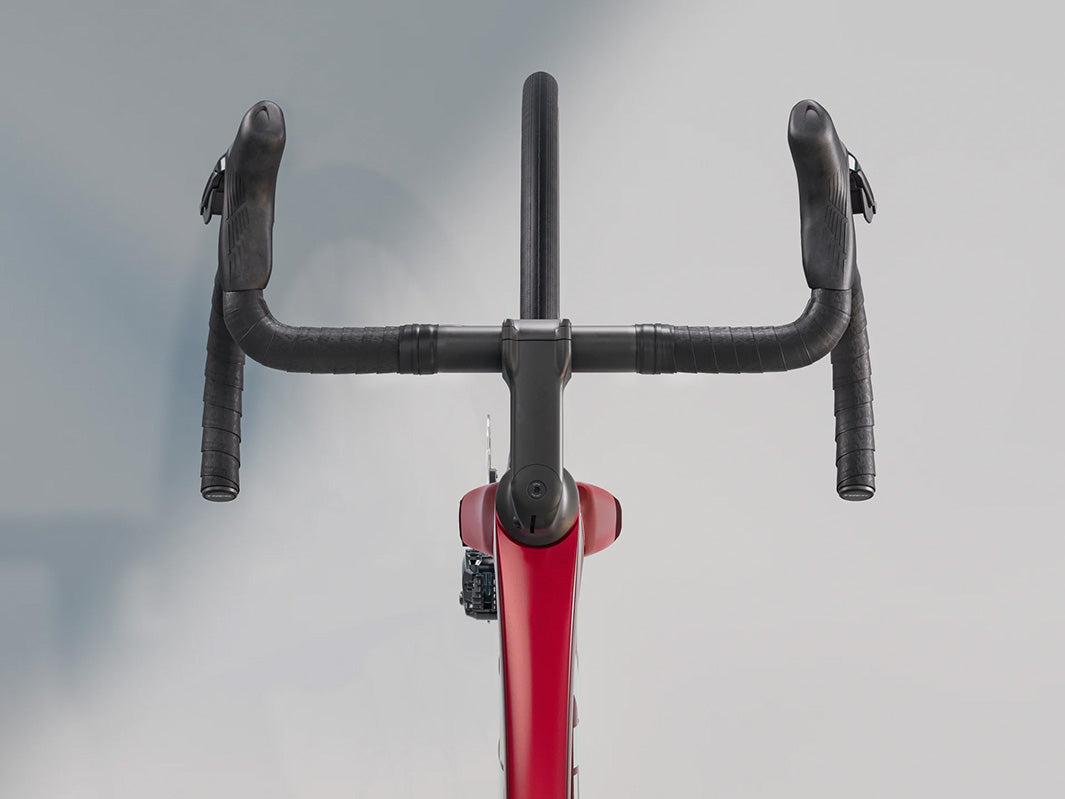 トレックマドンSL6 Gen8(Trek Madone SL6 Gen8)のレッド(Crimson)のハンドル真上