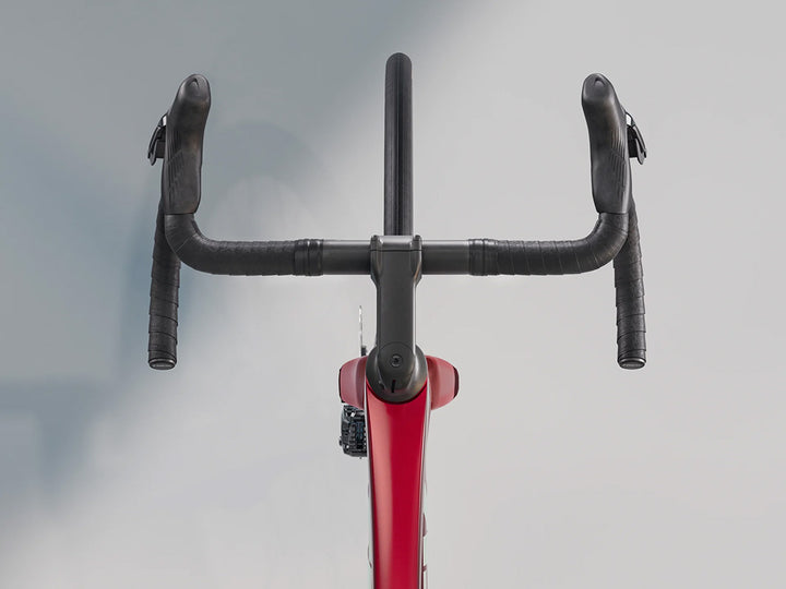 トレックマドンSL6 Gen8(Trek Madone SL6 Gen8)のレッド(Crimson)のハンドル真上