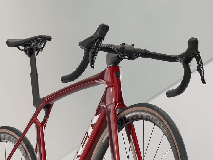トレックマドンSL6 Gen8(Trek Madone SL6 Gen8)のレッド(Crimson)のケーブル内装式ステムとフレーム