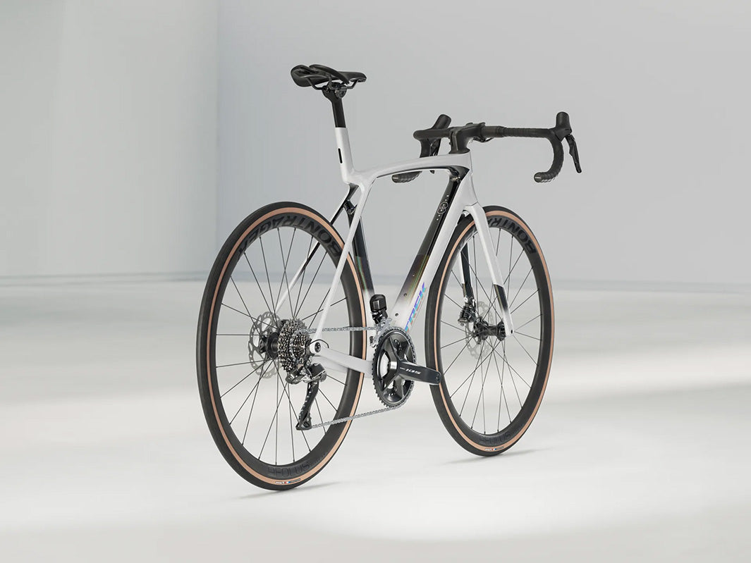 トレックマドンSL6 Gen8(Trek Madone SL6 Gen8)のホワイト(White Prismatic)の右斜め後方からの写真