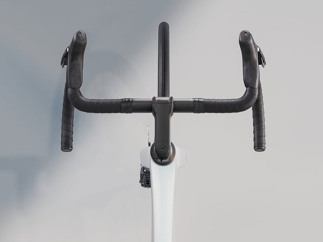 トレックマドンSL6 Gen8(Trek Madone SL6 Gen8)のホワイト(White Prismatic)のハンドル真上