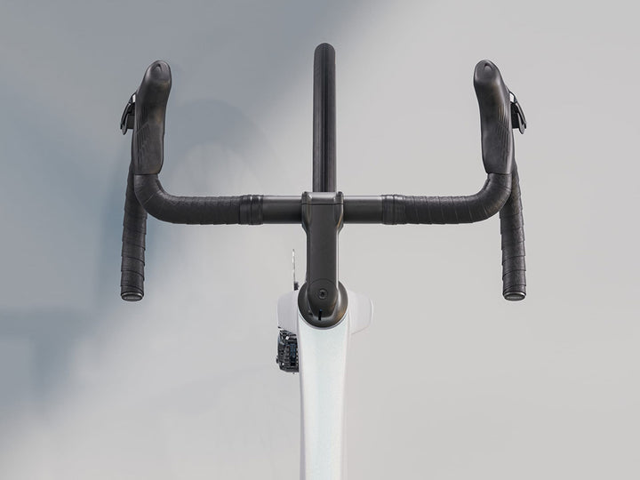 トレックマドンSL6 Gen8(Trek Madone SL6 Gen8)のホワイト(White Prismatic)のハンドル真上