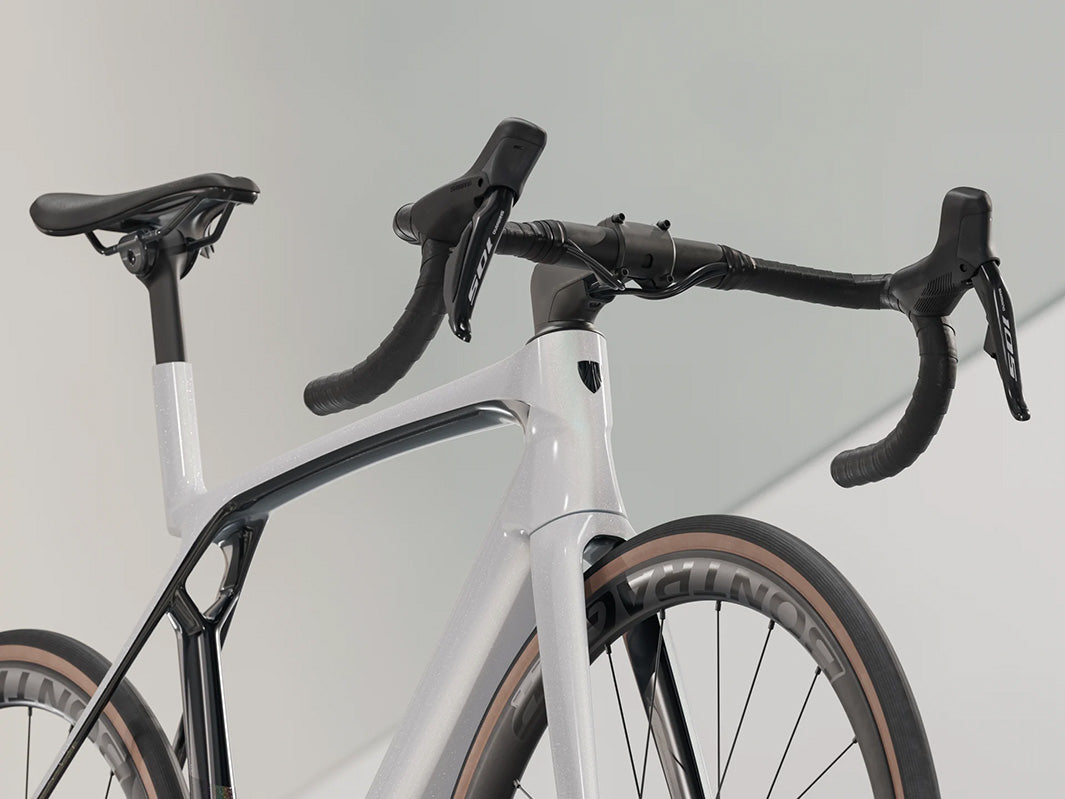 トレックマドンSL6 Gen8(Trek Madone SL6 Gen8)のホワイト(White Prismatic)のケーブル内装式のステムとフレーム