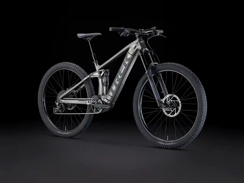 タイプ:eMTB、ブランド:トレック、モデル:Rail 5 Gen 3、カラー:Mercury、撮影箇所:斜め前方からバイク全体