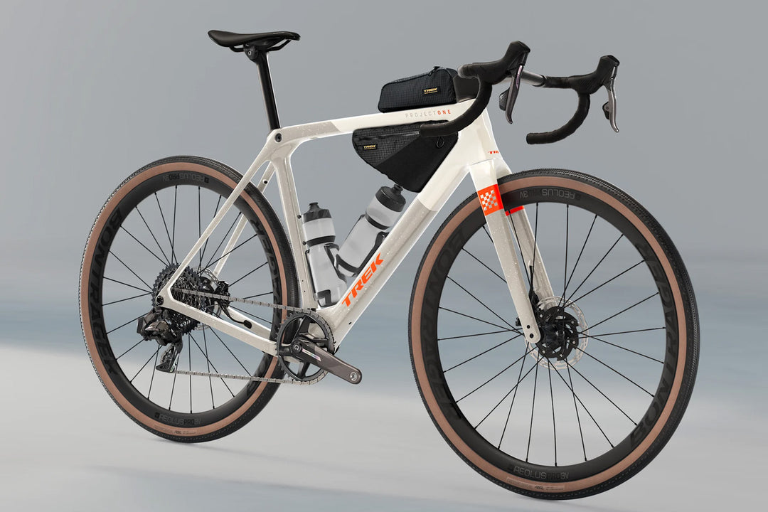 Trek Checkmate SLR7 AXS(トレック チェックメイトSLR7 AXS)のベージュ系カラーに別売りアクセサリー類を取り付けた写真