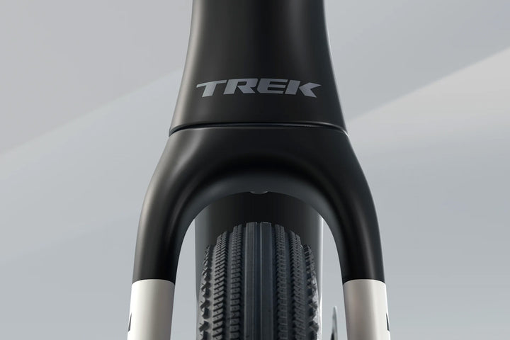 Trek Checkmate SLR7 AXS(トレック チェックメイトSLR7 AXS)のグラベルタイヤとフロントフォークの広いクリアランスを捉えた写真