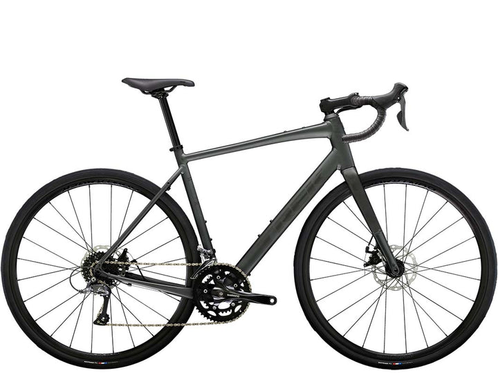 Trek Domane AL2 Gen4(トレックドマーネAL2 Gen4)のマットリチウムグレーの真横画像