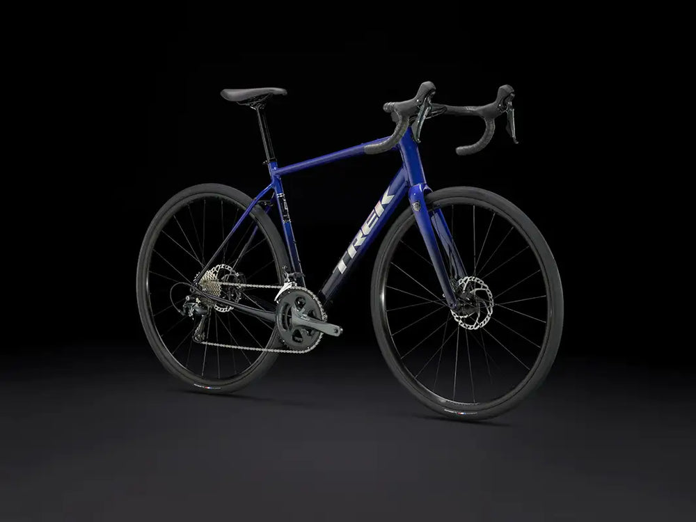 Domane AL4 Gen4(ドマーネAL4 Gen4)のブルー(Hex Blue to Marianas Blue Fade)の斜め前からの画像