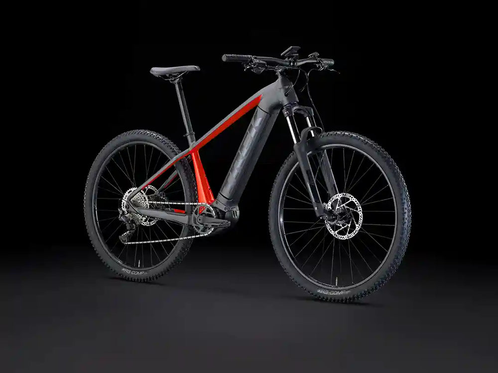 タイプ:eMTB、ブランド:トレック、モデル名:Powerfly 4 Gen 4(パワーフライ 4)、カラー:Matte Black/Gloss Red、撮影箇所:全体像