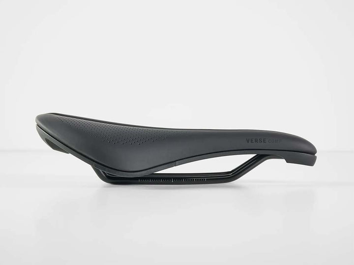 品名:トレックバースショートコンプサドル(Trek Verse Short Comp Bike Saddle)、撮影部位:真横から座面の曲面がわかるような画像