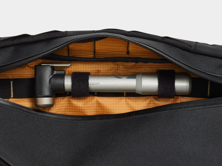 Trek Adventure Boss Full-Frame Bag(トレック アドベンチャー ボス フルフレーム バッグ)携帯空気入れを収納している様子