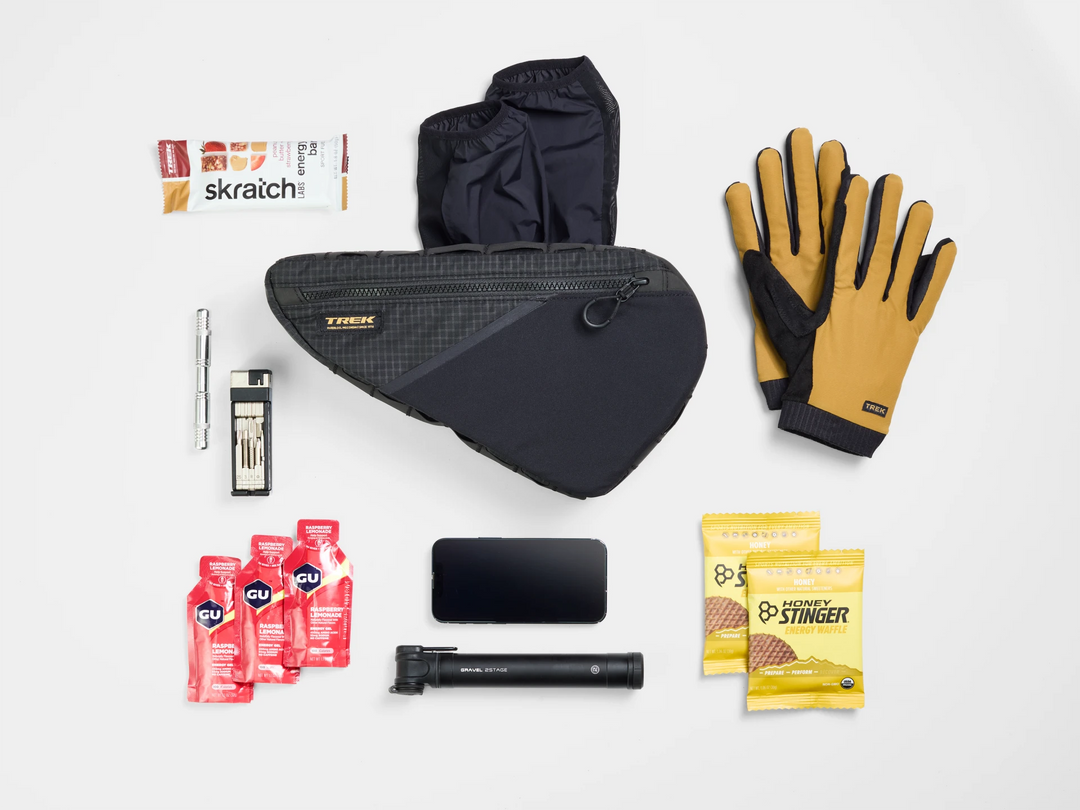 Trek Adventure Triangle Bag(トレックアドベンチャートライアングルバッグ)の中に収納するグッズの参考写真