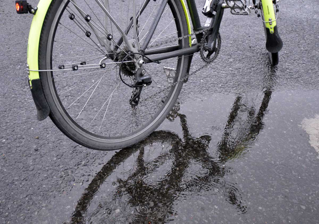 フルフェンダーを取り付けしたクロスバイクを水たまりの上に置いて撮影