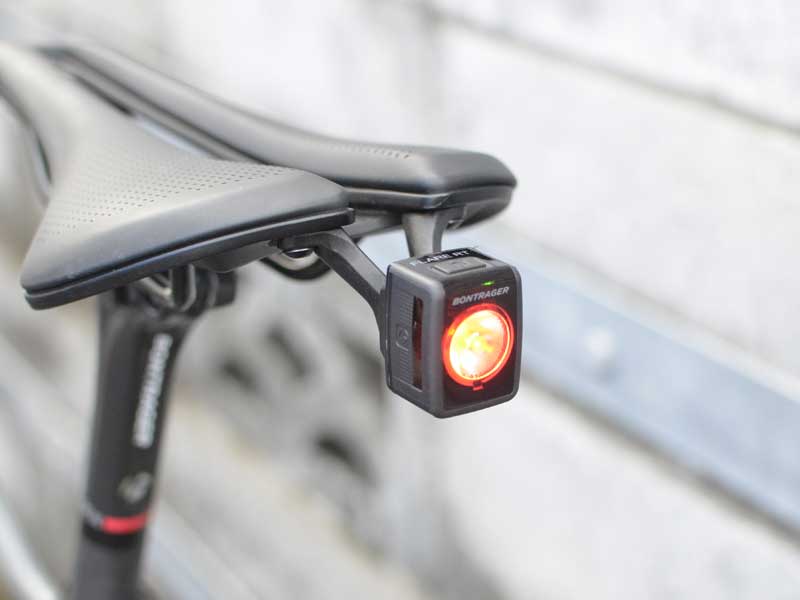 ボントレガーのフレアRTリアライトをアイオロスサドルに専用マウントで取り付け