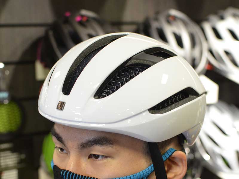 ボントレガーのウェイブセルヘルメットをかぶるスタッフ猪瀬