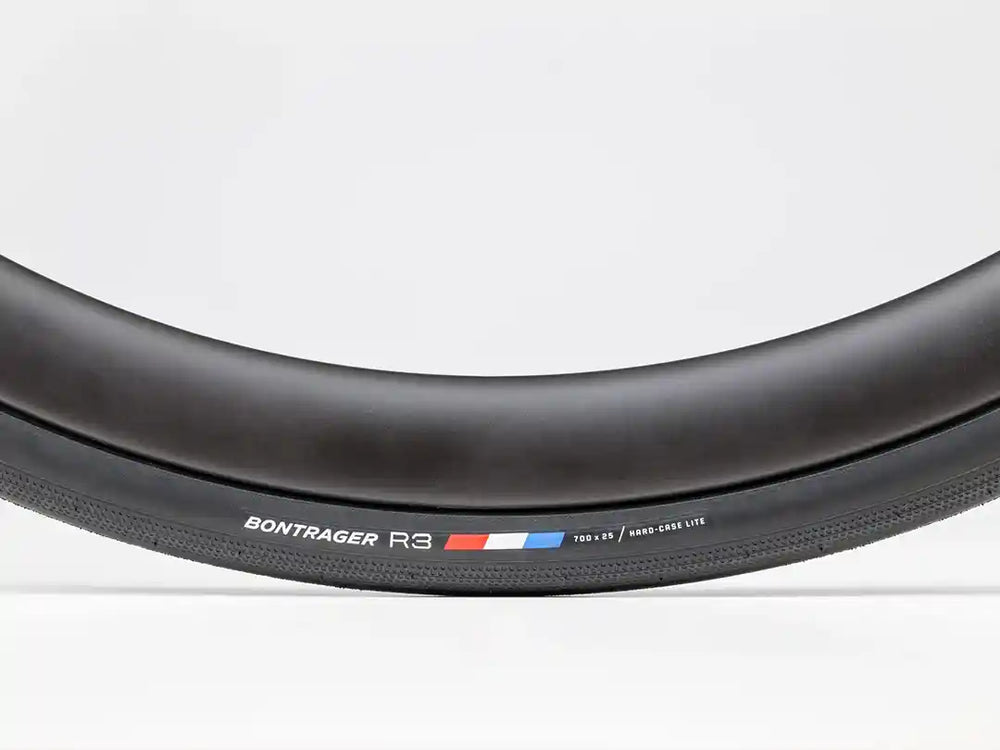 Bontrager(ボントレガー) R3 Hard-Case Lite ロード タイヤ 700×25Cのタイヤサイドのロゴ