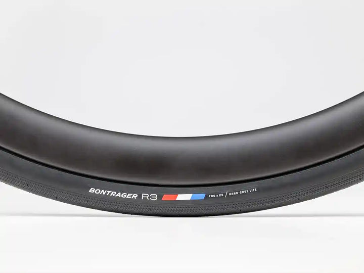 Bontrager(ボントレガー) R3 Hard-Case Lite ロード タイヤ 700×25Cのタイヤサイドのロゴ