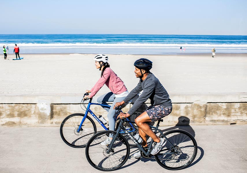 海岸線を走る２台のクロスバイクの写真