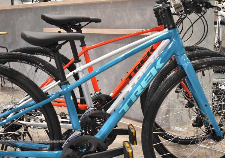 色違いの同じモデルのフレームサイズ違いを3台並べた写真。前からSMLの順。